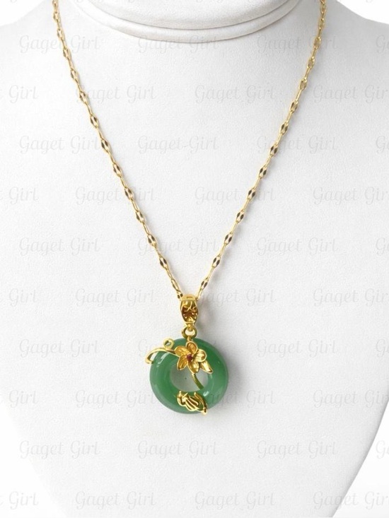 Jewelry - GOLD CUBAN NECKLACE ON DISPLAY